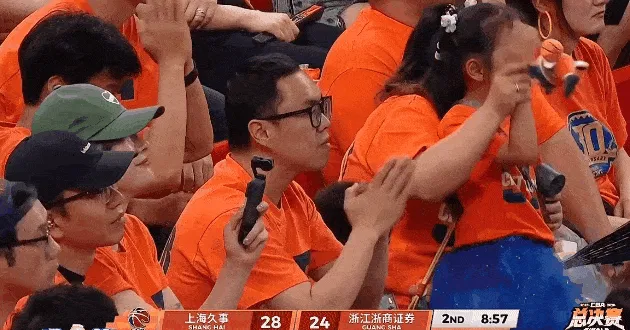 LOL竞猜官方网站-王哲林一罚不中后上海球迷做出祈祷动作，随后第二罚稳稳命中